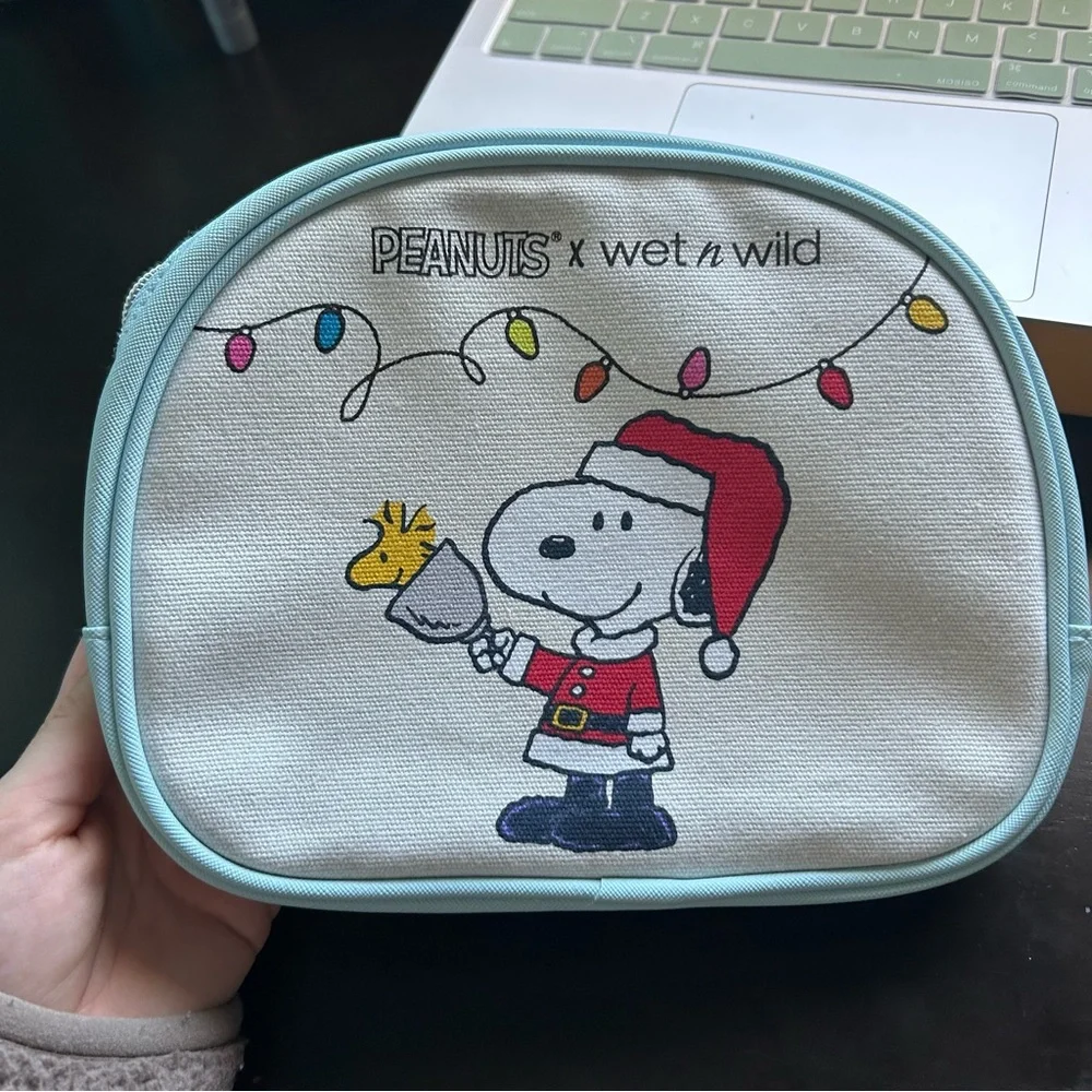 NWOT - Peanuts Wet and Wild Pouch - Picture 2 of 3